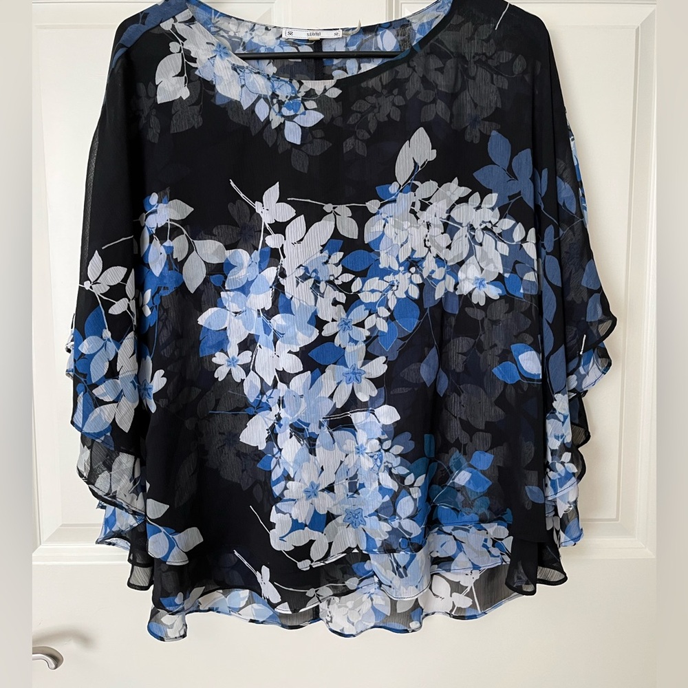 Sioni blue floral top. Size S